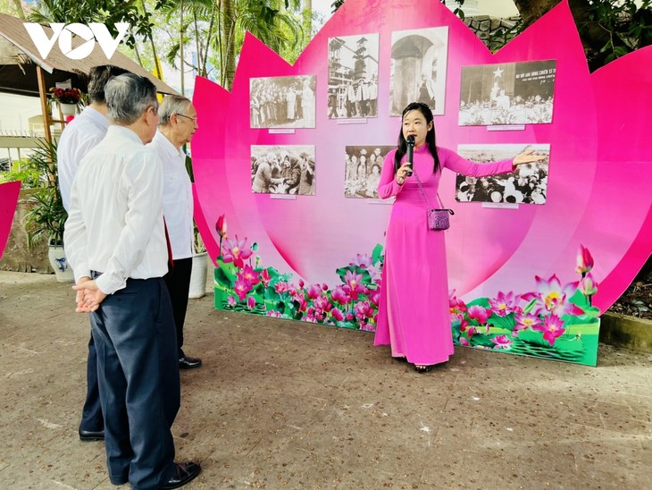 Triển lãm ảnh 'Cuộc đời và hoạt động cách mạng của Chủ tịch Hồ Chí Minh'