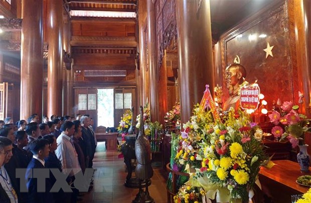 Trưởng bản tiêu biểu biên giới Việt-Lào xúc động khi thăm quê Bác Hồ