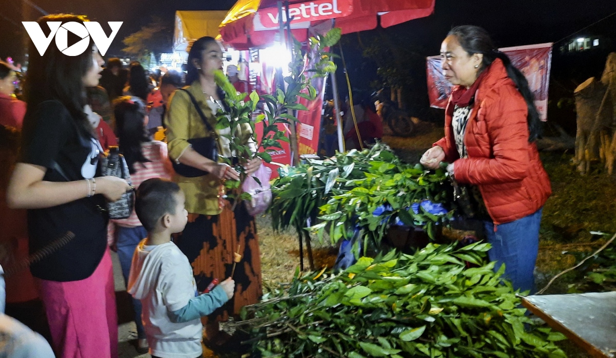 Người dân và du khách nô nức tham gia Lễ hội Chợ đình Bích La Quảng Trị