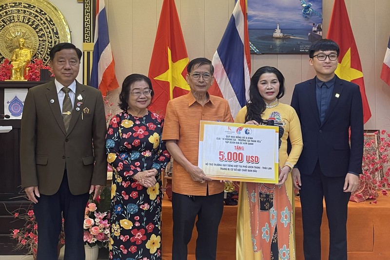 Tặng quà hỗ trợ phong trào tiếng Việt ở tỉnh Udon Thani (Thái Lan)