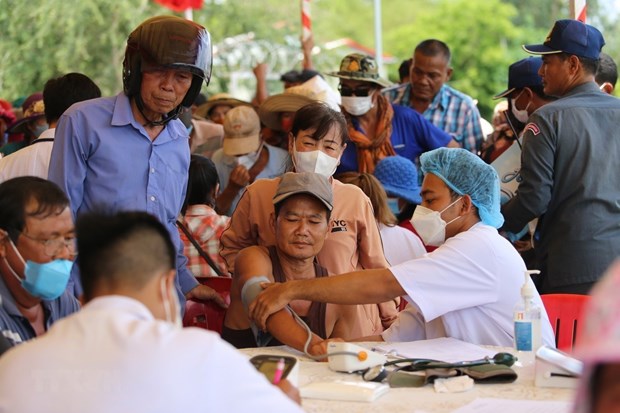 Bác sỹ Bệnh viện Chợ Rẫy-Phnom Penh khám bệnh từ thiện cho người dân