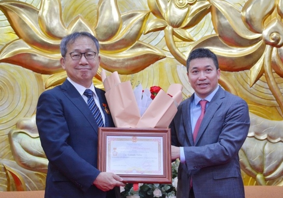 Trao Kỷ niệm chương “Vì hòa bình, hữu nghị giữa các dân tộc” tặng Đại sứ Nhật Bản tại Việt Nam