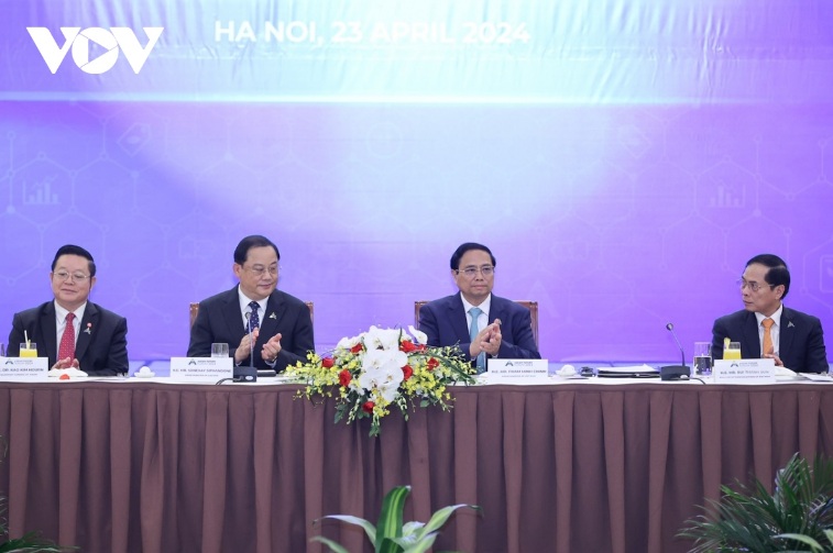 Thủ tướng Việt Nam và Lào chủ trì tọa đàm với doanh nghiệp ASEAN và các đối tác