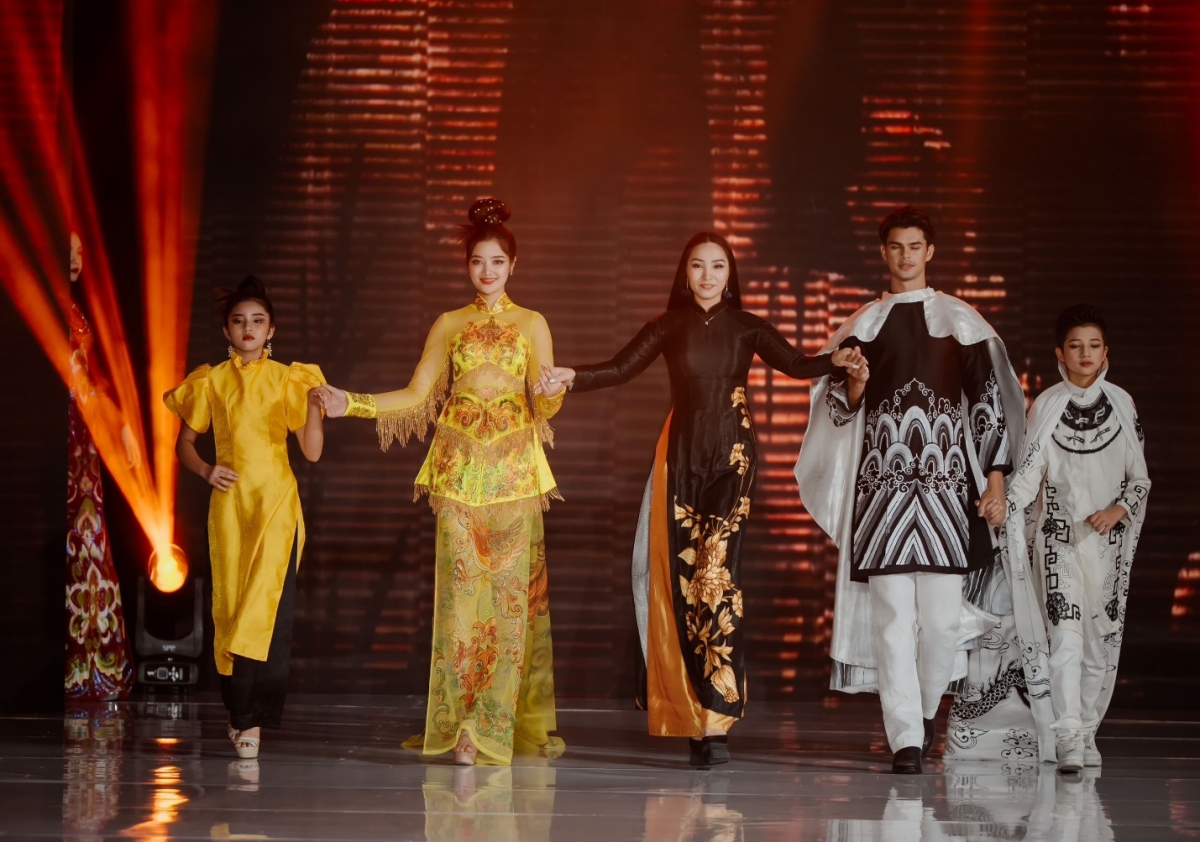 Nhà thiết kế Châu Loan quảng bá áo dài Việt Nam trên đất Thái Lan