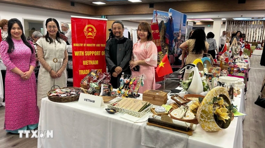 Việt Nam tham gia Hội chợ từ thiện, hỗ trợ người dân bản địa ở Canada