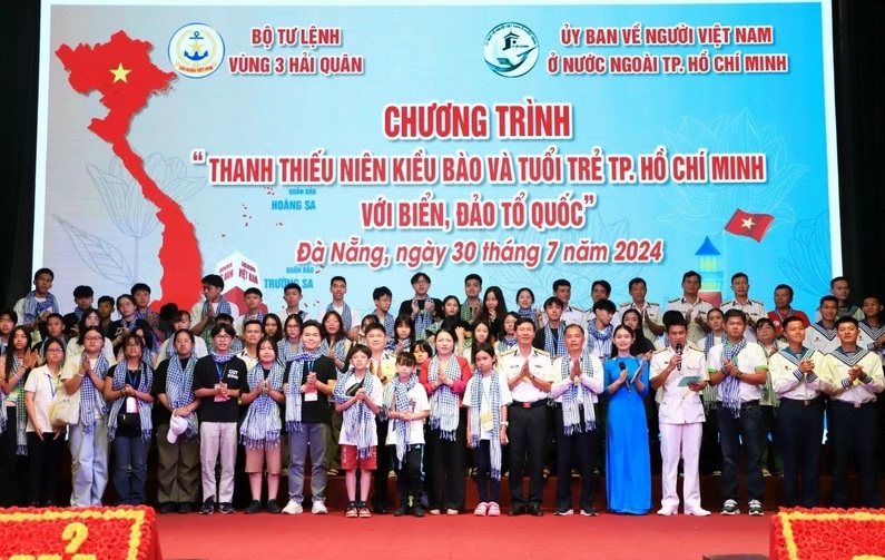 Thanh thiếu niên kiều bào và tuổi trẻ TP. Hồ Chí Minh hướng về biển, đảo quê hương