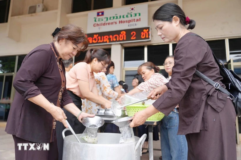 Lan tỏa yêu thương từ những nồi cơm nghĩa tình của cộng đồng người Việt tại Lào