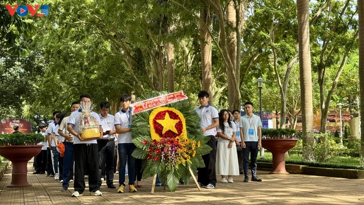 Thanh thiếu niên Trại hè Việt Nam 2025 tưởng niệm chiến sĩ Nam tiến, tìm hiểu văn hóa Tây Nguyên