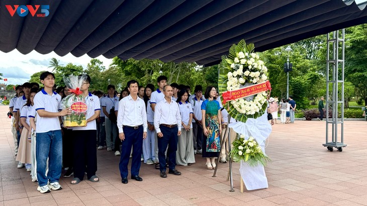 Thanh thiếu niên kiều bào dâng hương tưởng niệm tại Thành cổ Quảng Trị và Nghĩa trang Liệt sĩ Trường Sơn