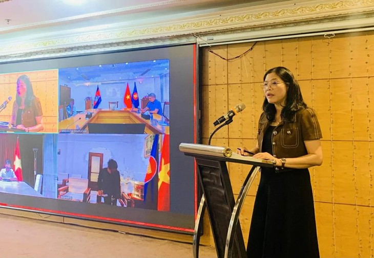 Tuyên truyền, phổ biến pháp luật cho người Việt Nam ở nước ngoài