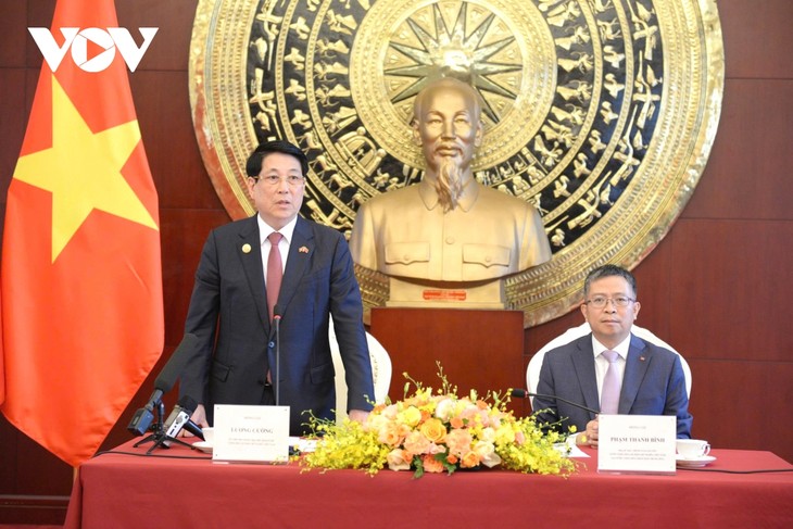 Chủ tịch nước Lương Cường gặp gỡ cộng đồng người Việt Nam tại Trung Quốc