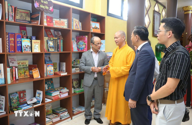 Tủ sách ở Vientiane: Nuôi dưỡng tình yêu văn hóa Việt Nam trên đất Lào