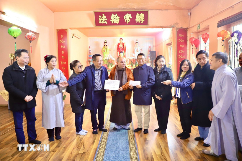 Hội người Việt tại Cộng hòa Liên bang Đức quyên góp ủng hộ người dân vùng bão lũ
