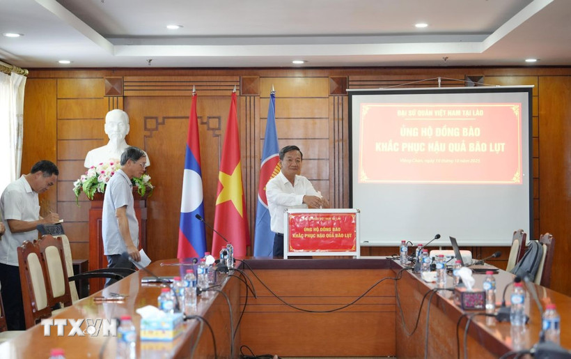 Cộng đồng người Việt Nam tại Lào hướng về đồng bào chịu thiệt hại do bão lũ