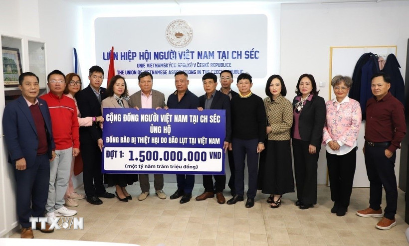 Kiều bào Séc quyên góp 1,5 tỷ đồng ủng hộ đồng bào vùng bão lụt
