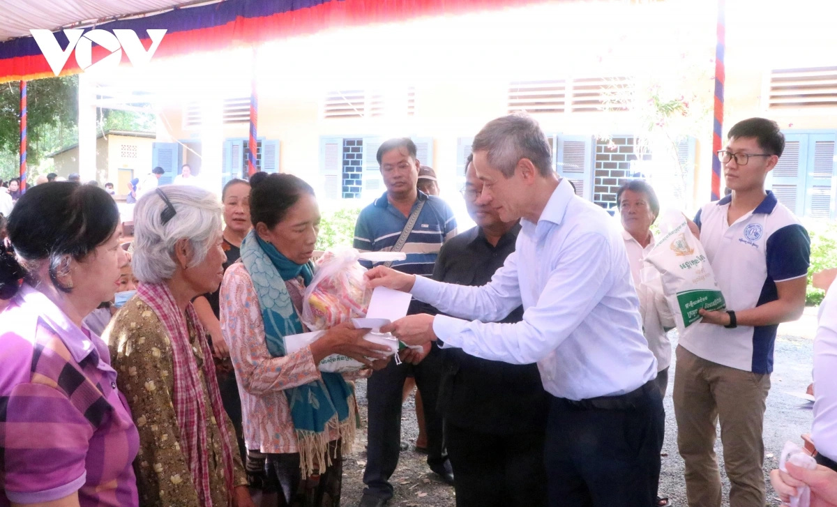 Khám chữa bệnh miễn phí cho bà con Việt kiều và người Campuchia nghèo tỉnh Takeo