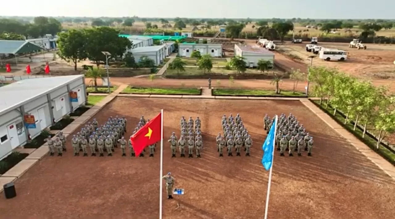 Khoảnh khắc chào cờ thiêng liêng của những chiến sĩ mũ nồi xanh Việt Nam