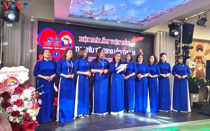 Ấm áp chương trình 'Thu Yêu Thương lần thứ 13' tại Cộng hòa Séc