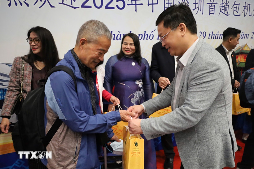 Huế chào đón chuyến bay đầu tiên từ Thâm Quyến của Trung Quốc