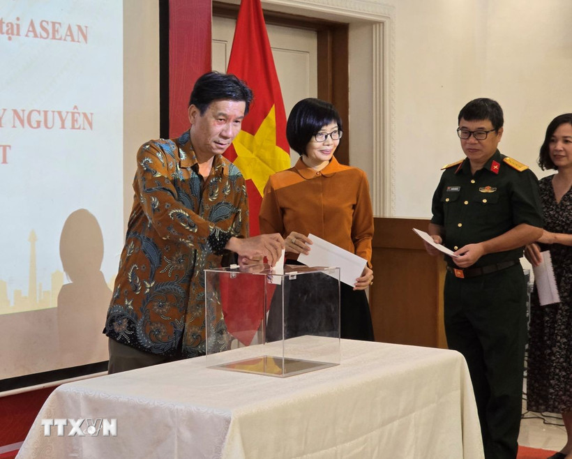 Cộng đồng người Việt tại Indonesia sẻ chia khó khăn với đồng bào vùng thiên tai