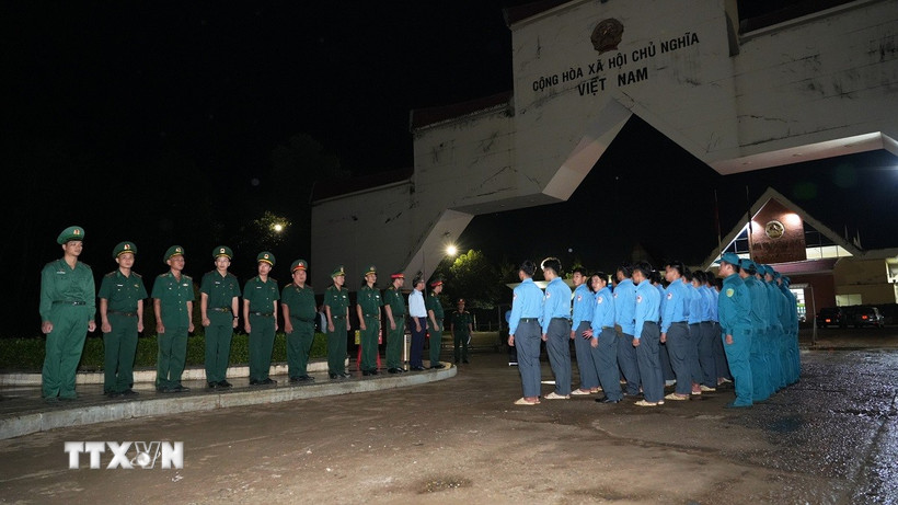 Đón hài cốt liệt sỹ quân tình nguyện Việt Nam hy sinh tại Campuchia về nước