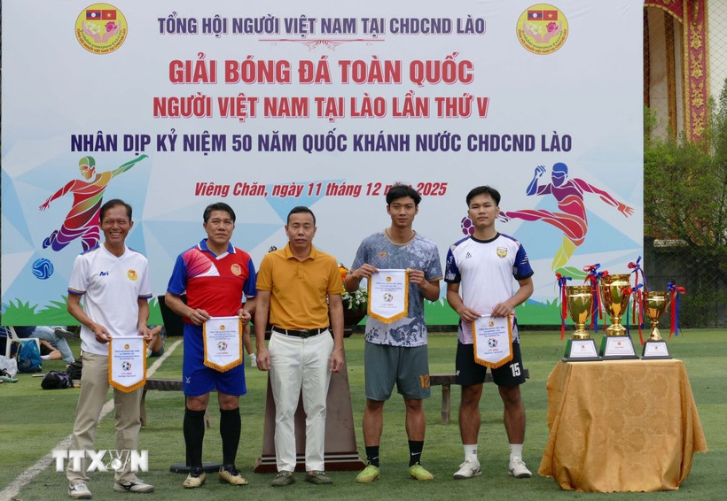 Sôi động giải bóng đá cộng đồng người Việt tại Lào