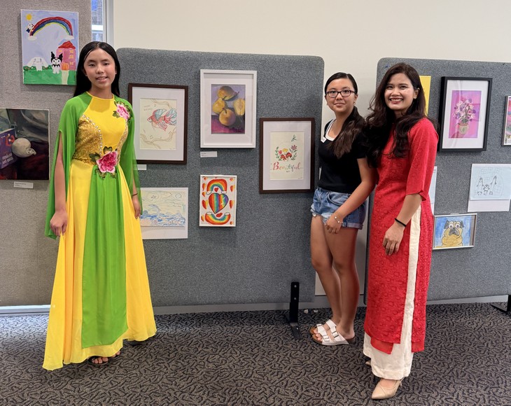 Các em nhỏ người Việt ở nước ngoài triển lãm tranh ủng hộ nạn nhân bão lũ