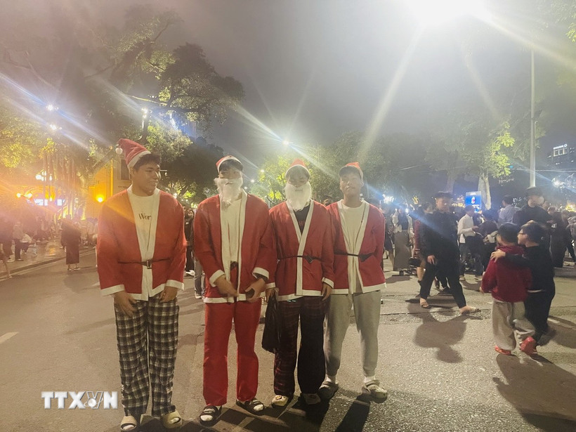 Giáng sinh 2025: Hà Nội rộn ràng trong ánh sáng và sự ấm áp