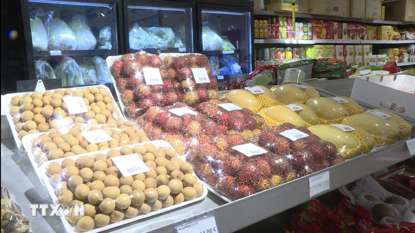 Hàng Việt Nam sẵn sàng cho cao điểm mua sắm Tết tại Pháp