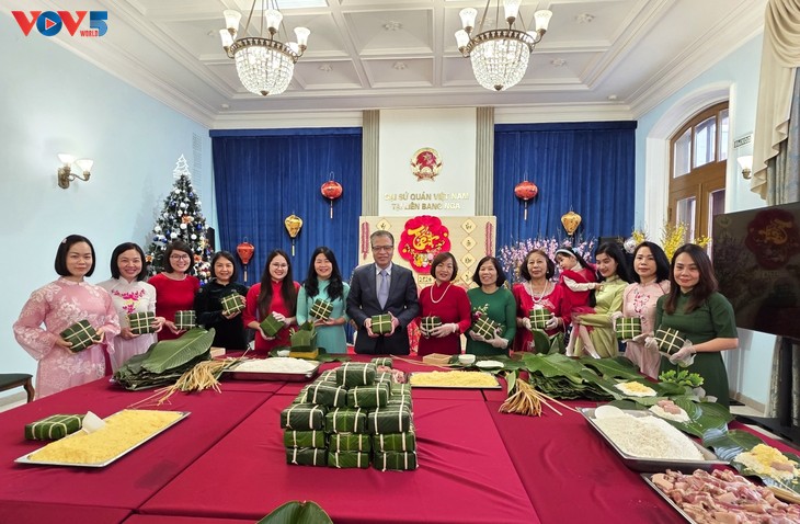 Đại sứ quán Việt Nam tại Liên bang Nga quây quần gói bánh chưng đón Xuân Bính Ngọ 2026