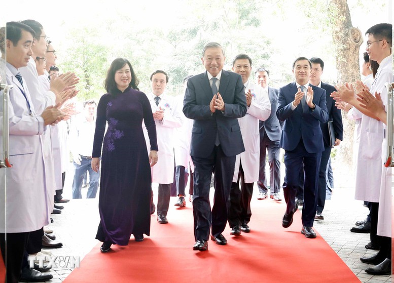 Tổng Bí thư: Mỗi thầy thuốc phải là điểm tựa của người bệnh trong những thời khắc khó khăn nhất