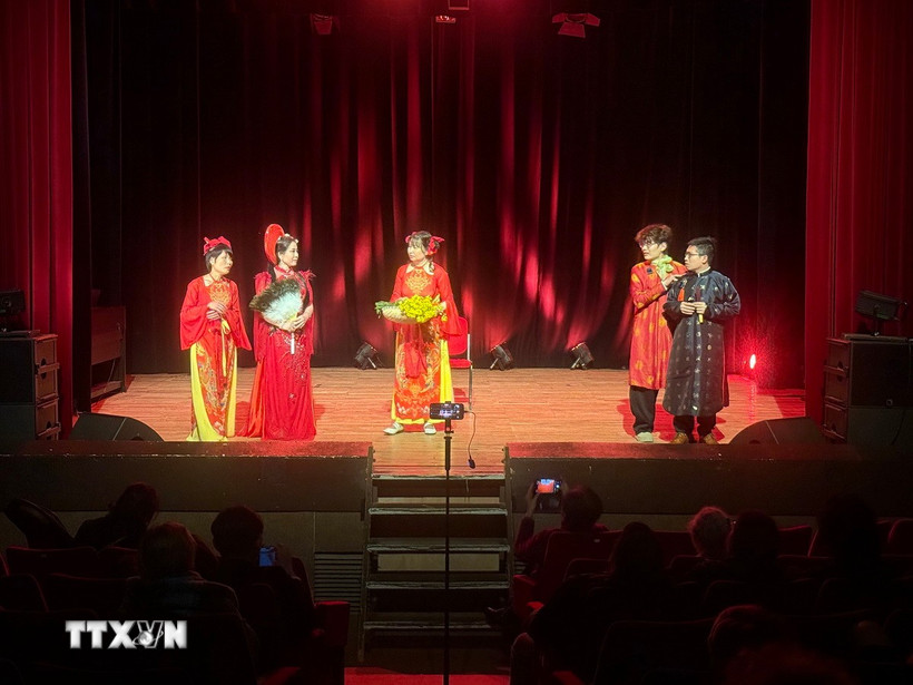 Hình ảnh Việt Nam nổi bật tại Lễ diễu hành Châteaudun của Pháp