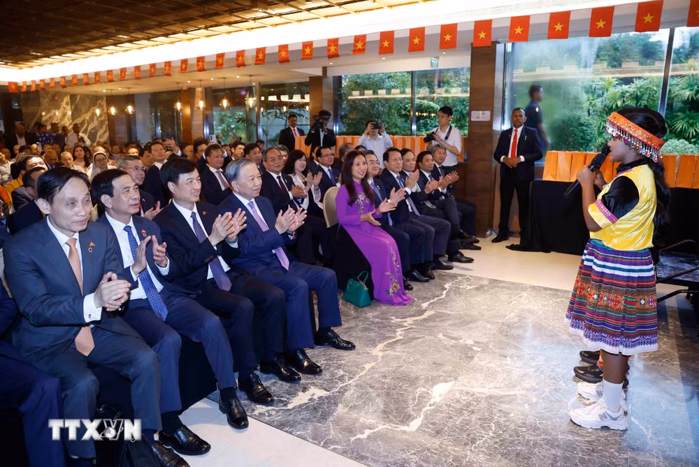 Tổng Bí thư, Chủ tịch nước Tô Lâm gặp gỡ cán bộ các cơ quan đại diện và cộng đồng người Việt Nam tại Sri Lanka