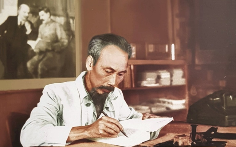 Ánh sáng Hồ Chí Minh soi đường cho chúng ta đi