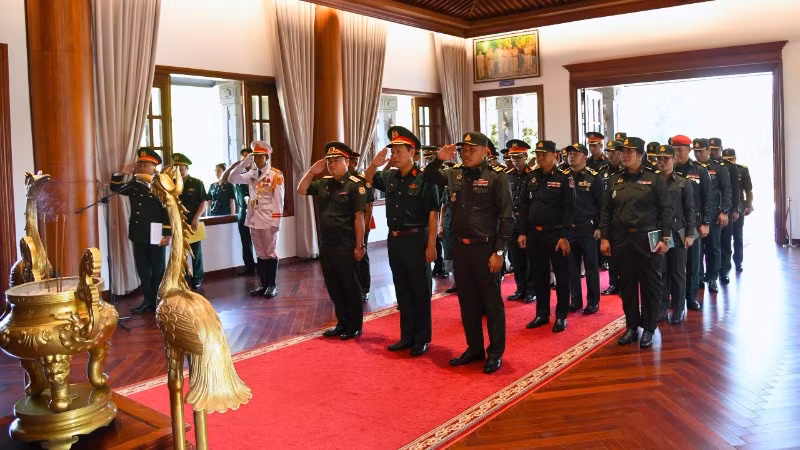 Sĩ quan trẻ Quân đội ba nước Việt Nam-Lào-Campuchia dâng hương tưởng niệm Chủ tịch Hồ Chí Minh
