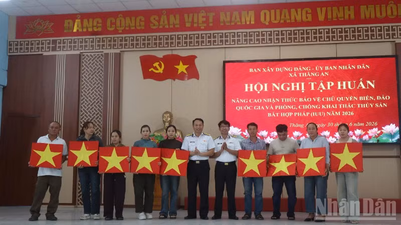 Vùng 3 Hải quân tuyên truyền biển, đảo và chống khai thác IUU cho ngư dân