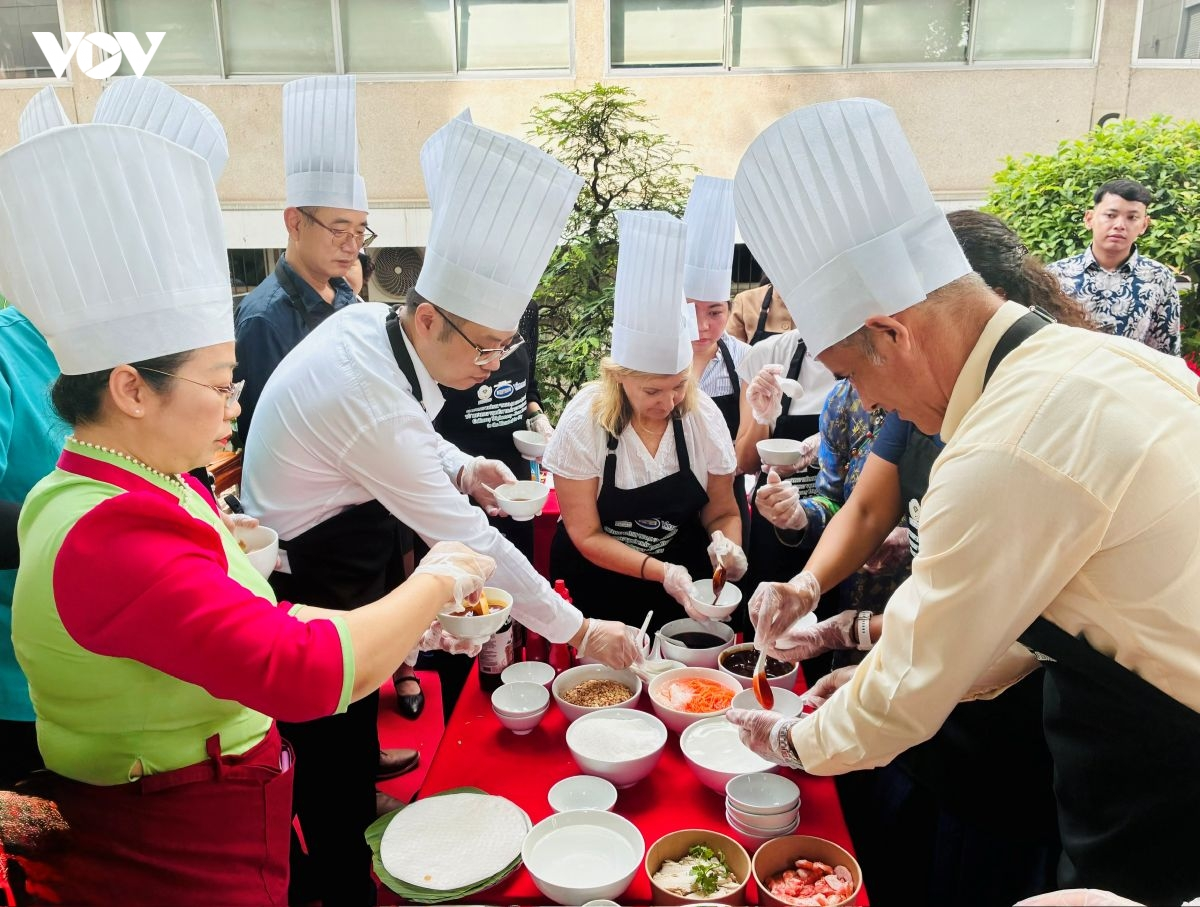 Lãnh sự đoàn trải nghiệm ẩm thực Việt tại Thành phố Hồ Chí Minh