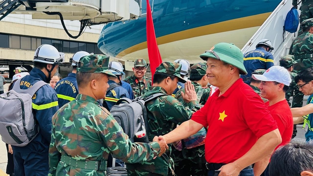 Nhìn lá cờ đỏ sao vàng tung bay giữa tâm chấn để thấy sức mạnh của ngoại giao tâm công