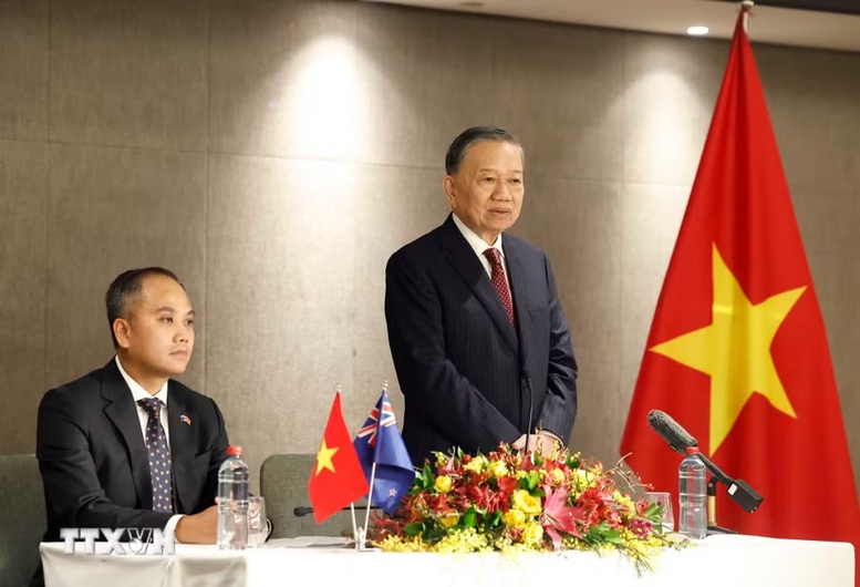 Tổng Bí thư, Chủ tịch nước Tô Lâm gặp gỡ cán bộ, nhân viên Đại sứ quán Việt Nam tại New Zealand