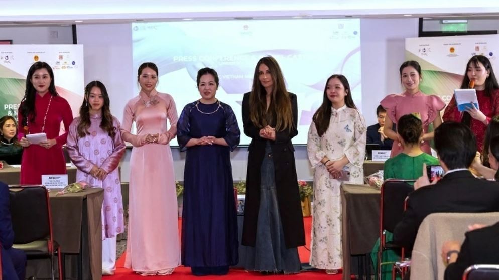 Xây dựng một sân chơi riêng cho Áo dài Việt Nam từ Fashion Week