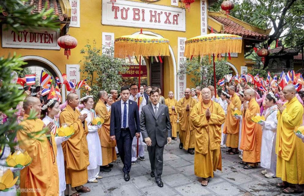 Nhà Vua Thái Lan Maha Vajiralongkorn và Hoàng hậu Suthida thăm chùa Quán Sứ