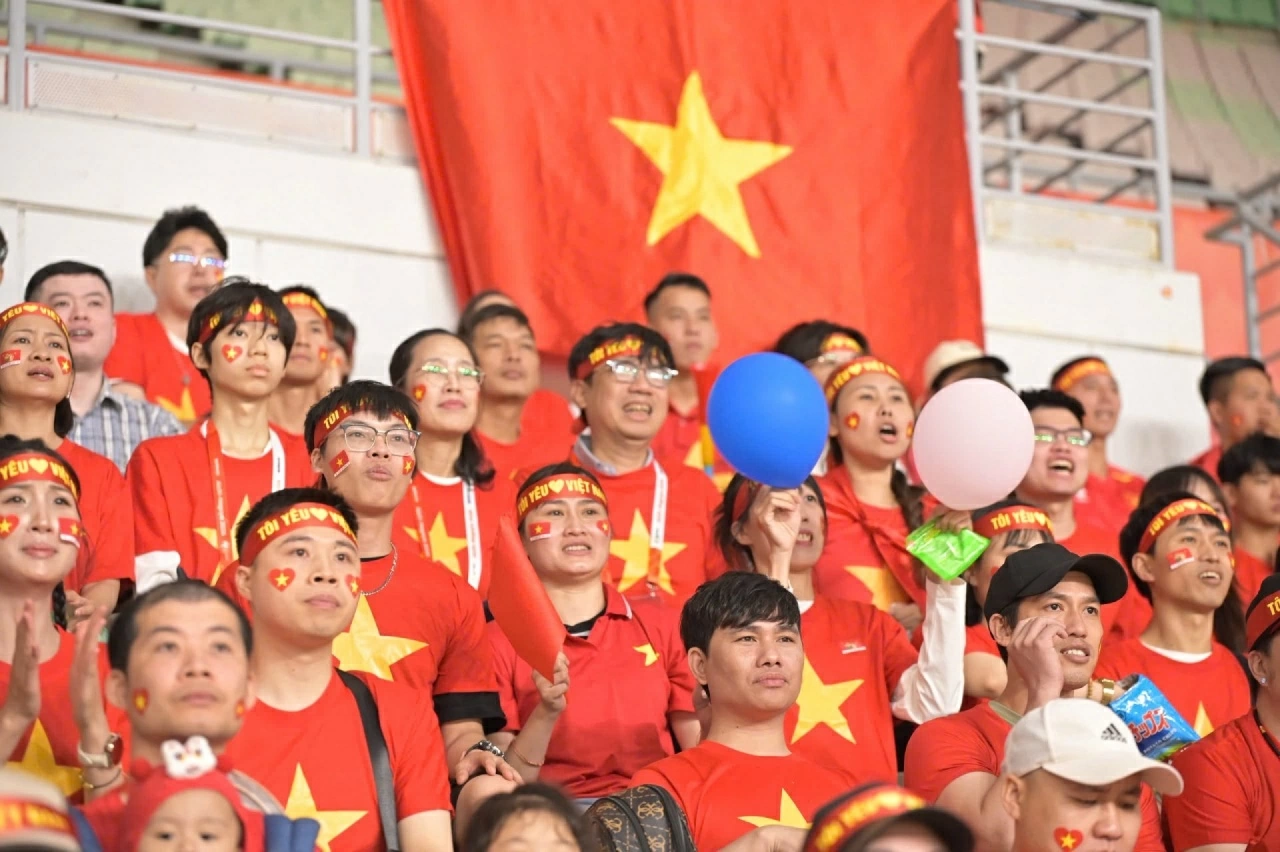 Cộng đồng người Việt tại Kansai phủ kín cờ đỏ sao vàng cổ vũ đội tuyển nữ Việt Nam
