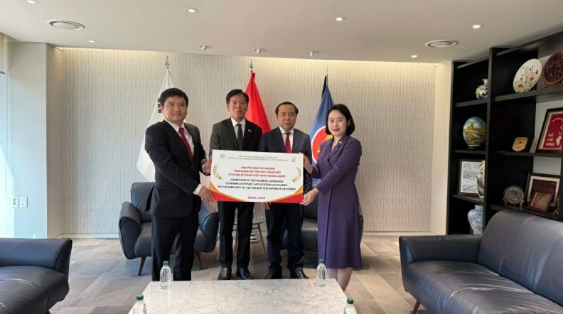 Trao tặng App học tiếng Việt: Chung tay gìn giữ tiếng Việt trong cộng đồng người Việt Nam tại Hàn Quốc
