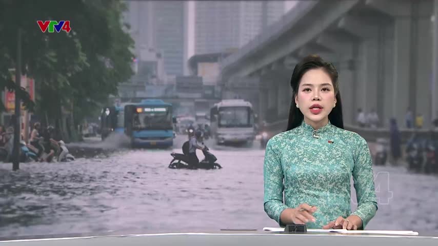 Mưa lớn hiếm gặp thách thức hệ thống thoát nước Hà Nội