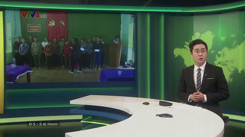 Hội người Việt Nam tại Pháp trao quà cho người dân vùng lũ