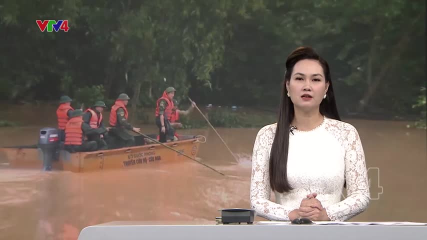 Ấm tình quân dân trong mưa lũ 