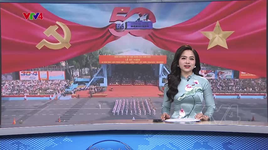 Người dân đón chào các khổi diễu binh diễu hành