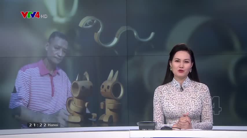 Họa sĩ chế đồ chơi từ ống tre