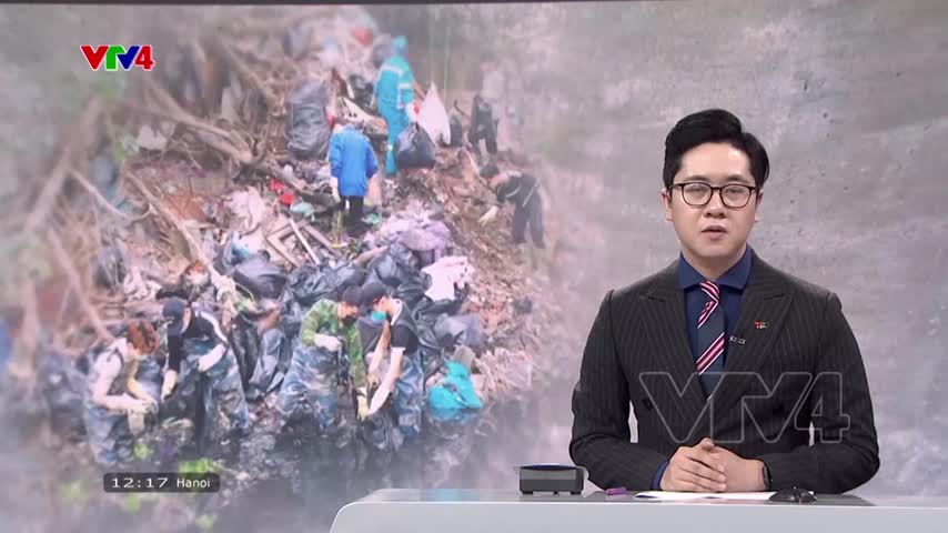 Ngâm mình nhiều giờ dưới dòng sông để vớt rác