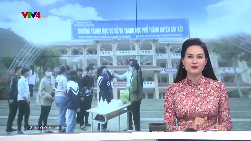 Học sinh lớp 12 ở vùng cao trở lại trường học